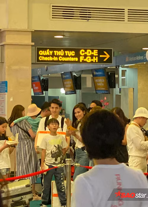 Cặp đôi nhanh chóng đi thẳng vào trong làm thủ tục vì lịch trình quá gấp gáp. Ảnh: Saostar