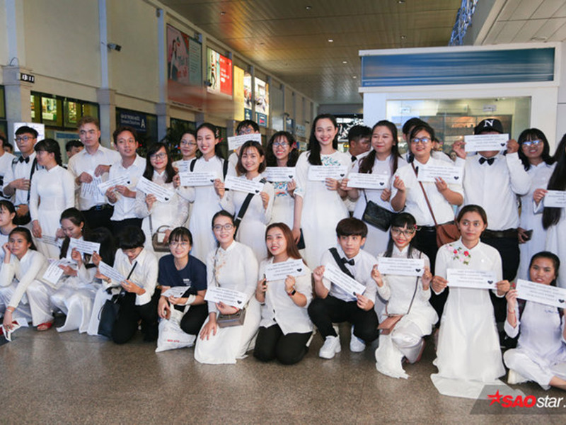 Đông Nhi và Ông Cao Thắng không thể chụp ảnh với người hâm mộ. Ảnh: Saostar