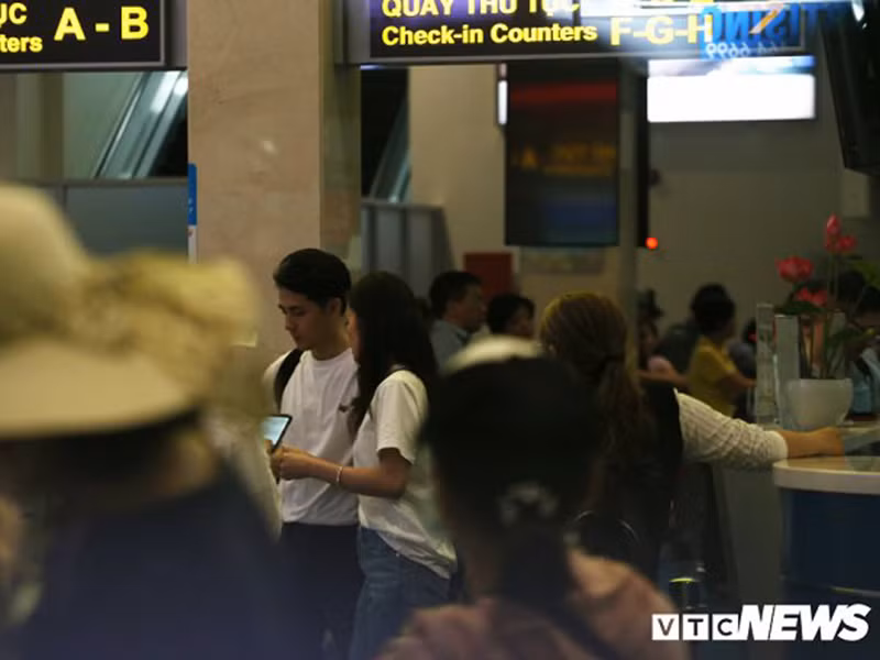 Đôi vợ chồng trẻ bên nhau không rời. Ảnh: VTC