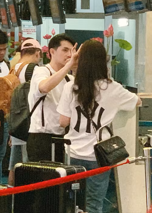 Tại sân bay, Ông Cao Thắng ân cần chăm sóc vợ. Có lẽ cả hai khá mệt vì vừa tổ chức đám hỏi vào sáng ngày hôm nay tại TP HCM. Ảnh: Zing