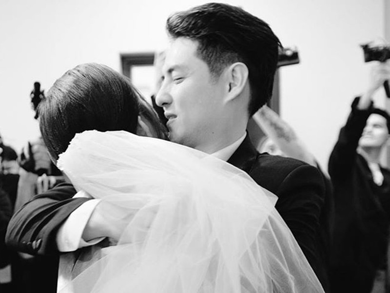 Cả hai ôm chầm lấy nhau.