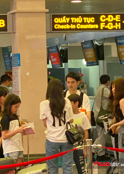 Ông Cao Thắng cùng Đông Nhi diện trang phục năng động, giản dị khi đáp chuyến bay tới Phú Quốc. Ảnh: Saostar