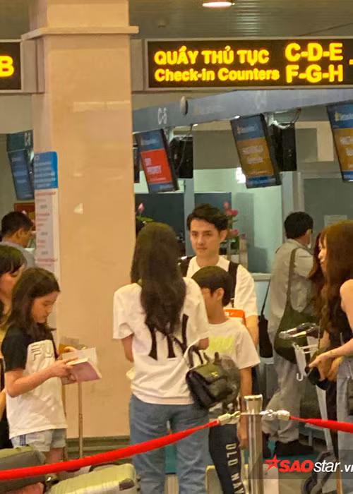 Ông Cao Thắng cùng Đông Nhi diện trang phục năng động, giản dị khi đáp chuyến bay tới Phú Quốc. Ảnh: Saostar