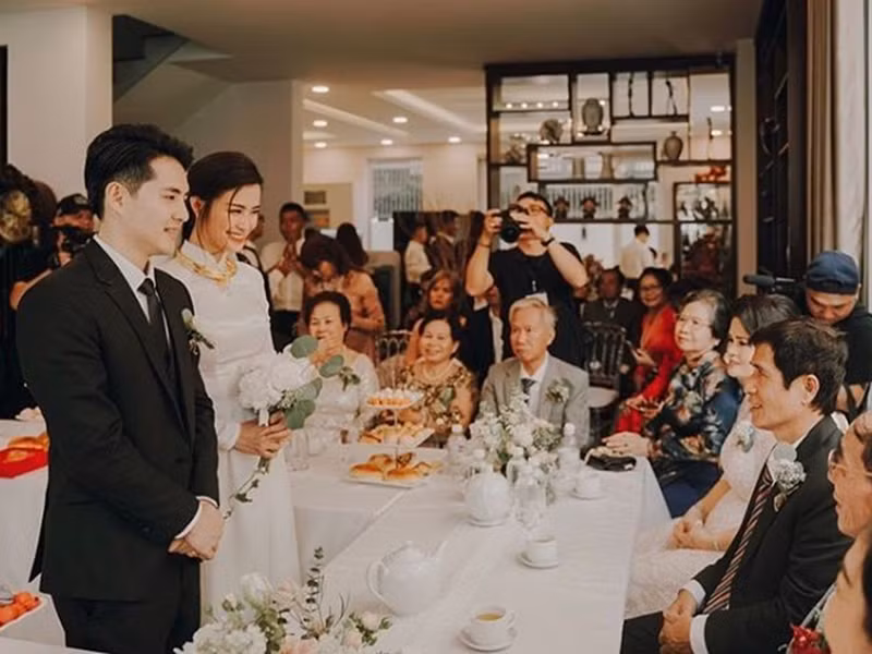 Đôi vợ chồng trẻ thực hiện các nghi thức của lễ ăn hỏi.