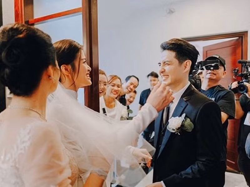 Đông Nhi mừng rỡ khi Ông Cao Thắng đến đón dâu.