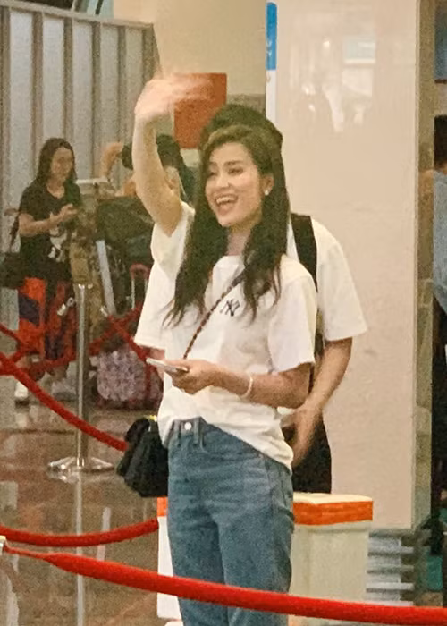 Đông Nhi vẫy tay khi thấy người hâm mộ có mặt tại sân bay. Ảnh: Zing