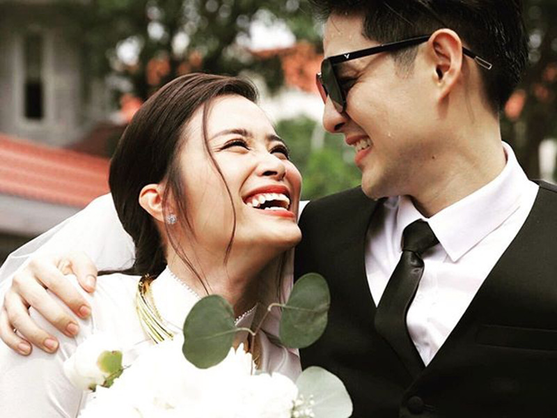 Sáng ngày 8/11, cặp đôi ca sĩ tổ chức lễ ăn hỏi tại nhà riêng.