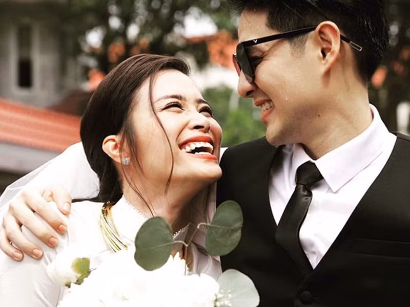 Sáng ngày 8/11, cặp đôi ca sĩ tổ chức lễ ăn hỏi tại nhà riêng.