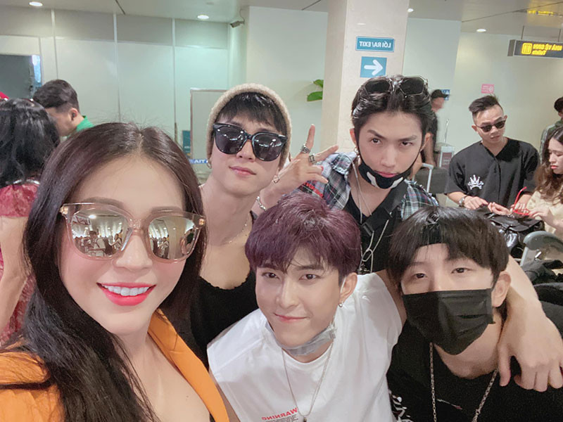 Cô dâu chú rể chơi lớn khi bao vé máy bay nơi ở cho toàn bộ khách mời.