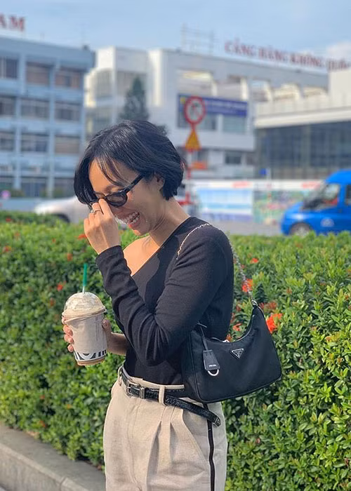 Diệu Nhi mang theo quà tặng Đông Nhi và Ông Cao Thắng.