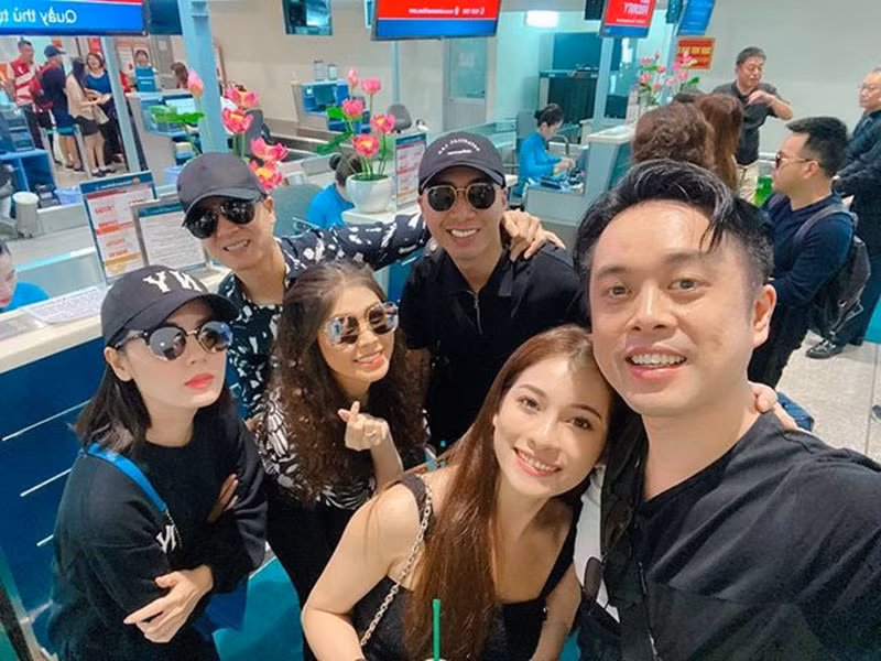 Vợ chồng Dương Khắc Linh, Đăng Khôi vui vẻ chụp ảnh trước khi lên máy bay tới Phú Quốc.