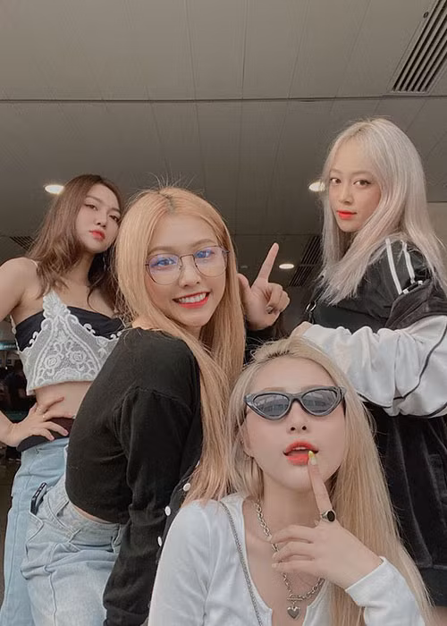 Nhóm LipB - gà cưng của Đông Nhi - Ông Cao Thắng lên đường tới Phú Quốc.