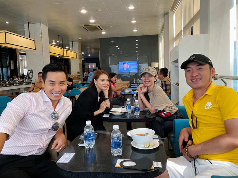 MC Nguyên Khang hội ngộ Nhã Phương, vợ chồng Thu Trang khi cùng tới Phú Quốc dự đám cưới Đông Nhi - Ông Cao Thắng.