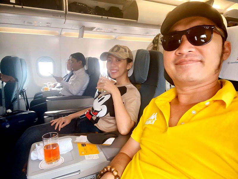 Vợ chồng Thu Trang - Tiến Luật cũng nô nức đi dự đám cưới.