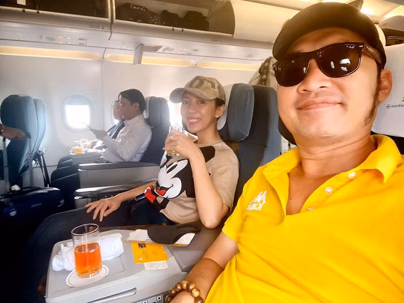 Vợ chồng Thu Trang - Tiến Luật cũng nô nức đi dự đám cưới.