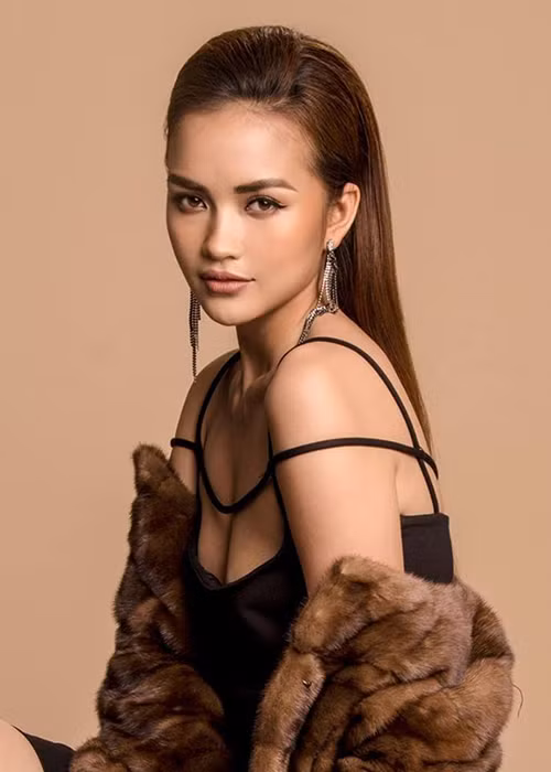 Với vai trò người mẫu chuyên nghiệp, cô có kinh nghiệm sân khấu khi mang chuông đi đánh xứ người.