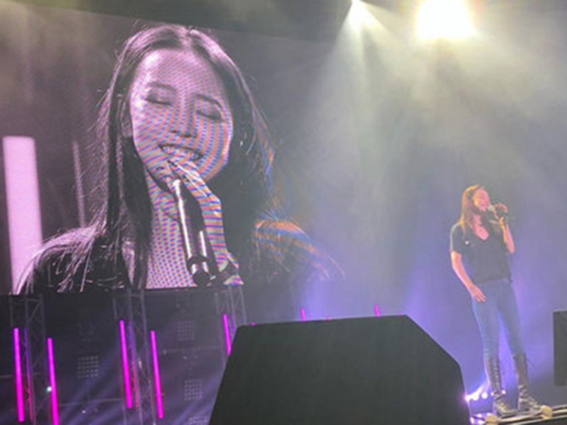 Gần đây, trong tour diễn ở Nhật Bản, nữ ca sĩ vẫn tươi cười biểu diễn.