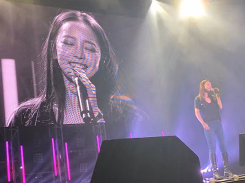 Gần đây, trong tour diễn ở Nhật Bản, nữ ca sĩ vẫn tươi cười biểu diễn.