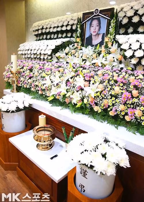 Mới đây, hình ảnh nơi tưởng niệm Goo Hara dành cho fan được chia sẻ trên tờ báo Hàn Quốc.