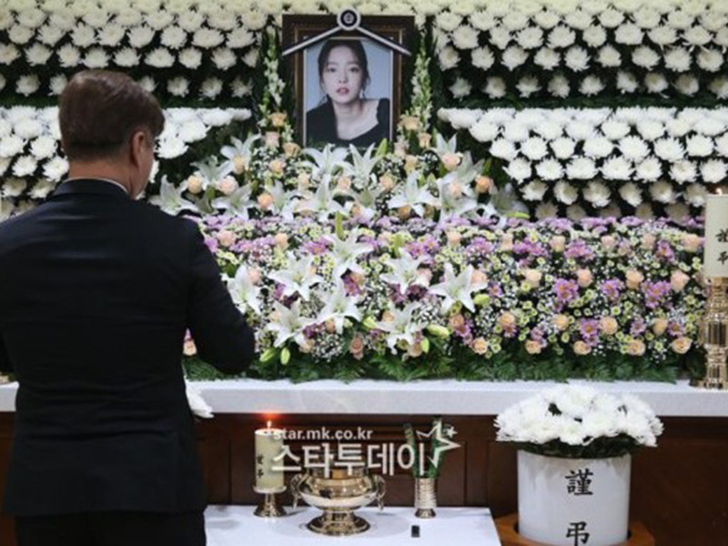 Trong khi đó, gia đình và bạn bè của Goo Hara sẽ đến viếng nữ ca sĩ xấu số tại Nhà tang lễ Bệnh viện Yonsei Severance vào tối nay.