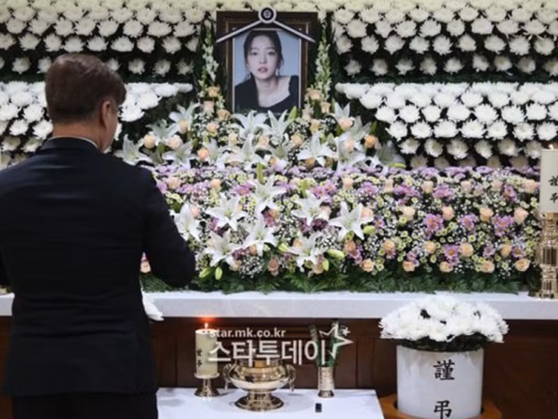 Trong khi đó, gia đình và bạn bè của Goo Hara sẽ đến viếng nữ ca sĩ xấu số tại Nhà tang lễ Bệnh viện Yonsei Severance vào tối nay.