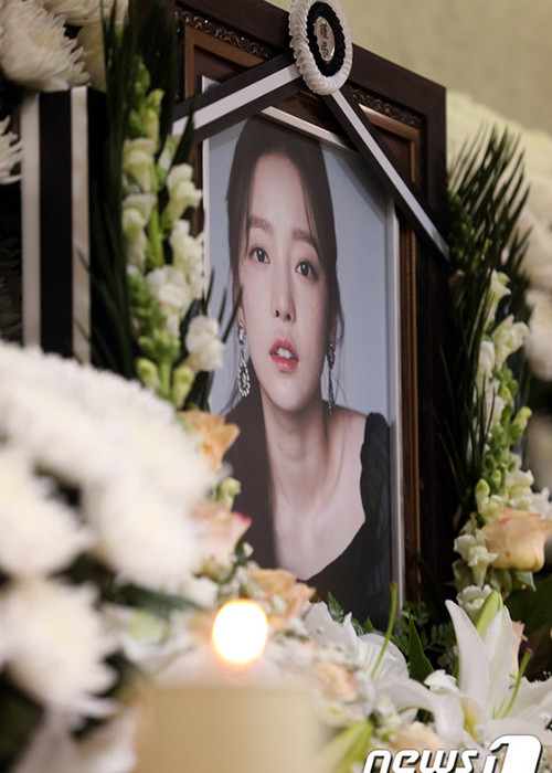 Công ty quản lý chuẩn bị nơi tưởng niệm dành riêng cho người hâm mộ trong Hội trường 1 tại Nhà tang lễ St. Mary.