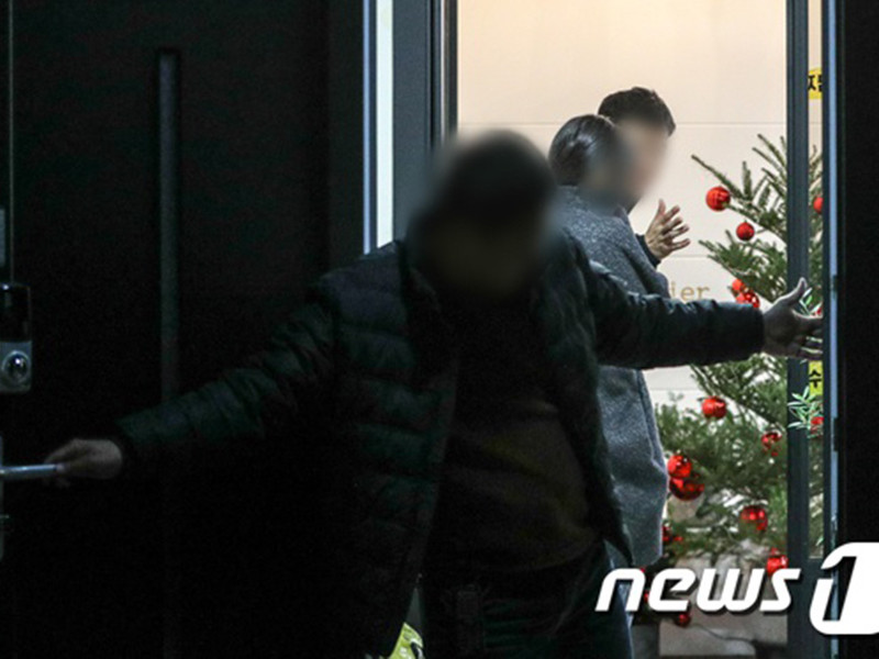 Cảnh sát cho biết, họ phát hiện 1 giấy viết tay của Goo Hara tại phòng khách ở nhà riêng, nội dung thể hiện nhiều điều tiêu cực.