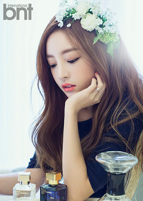 1 năm trở lại đây, Goo Hara hoạt động chủ yếu ở Nhật Bản nên cô ít liên lạc với bạn bè, đồng nghiệp. Cách đây hơn 1 tháng, nữ ca sĩ phải đối mặt với cú sốc bạn thân Sulli qua đời.