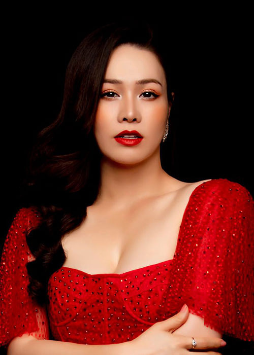 Nhật Kim Anh hiện gây ồn ào vì lời qua tiếng lại với chồng cũ - doanh nhân Bửu Lộc liên quan đến chuyện con cái. Theo Nhật Kim Anh, chồng cũ ngăn cản cô gặp con. Phía Bửu Lộc lại tố Nhật Kim Anh giả tạo. Tuy nhiên, chị gái Nhật Kim Anh mới đây "bóc phốt" Bửu Lộc bạo hành vợ lúc cô mang bầu. Hiện lùm xùm vẫn chưa lắng xuống.