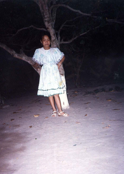 Nữ ca sĩ mím môi chụp ảnh năm 7 tuổi vì bị sún răng.