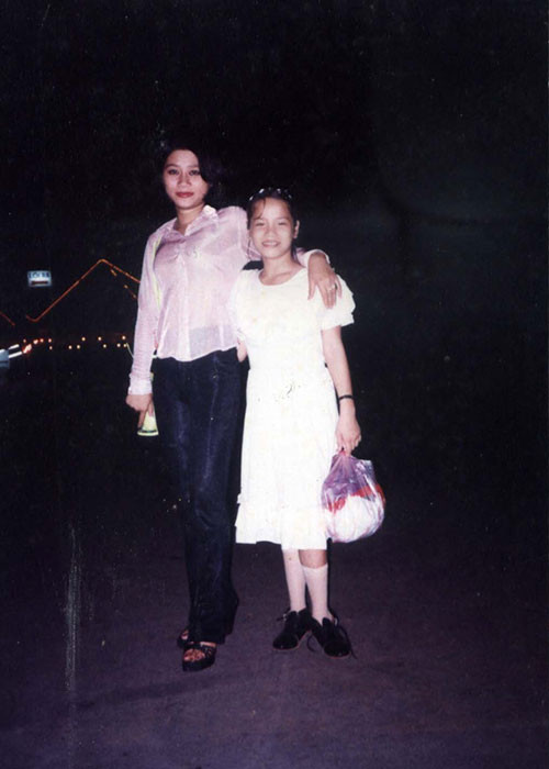 Khi học lớp 5, cô được nhà trường chọn là đội trưởng đội văn nghệ và trao cho giấy chứng nhận Nghệ sĩ nhỏ tuổi.