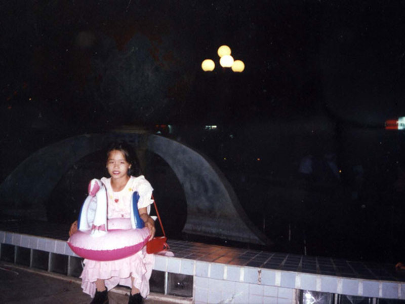 Hồi nhỏ, Nhật Kim Anh ăn mặc điệu đà và sở hữu làn da ngăm đen.