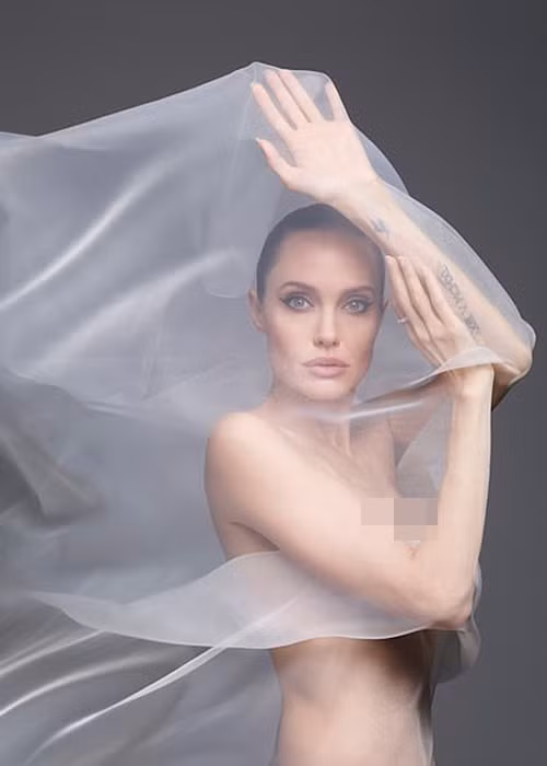 Nữ diễn viên khoe trọn vẻ gợi cảm ở tuổi 44 qua ống kính của nhiếp ảnh gia Solve Sundsbo.