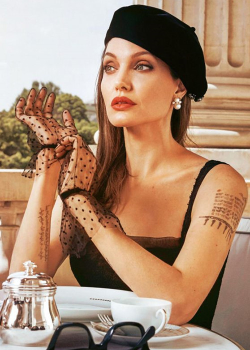 Angelina Jolie và Brad Pitt có 3 người con chung: Shiloh, Vivienne và Knox. Ngoài ra, cặp đôi một thời còn nhận nuôi Maddox, Pax và Zahara. Hiện, Maddox đã qua 18 tuổi và đang du học ở Hàn Quốc.