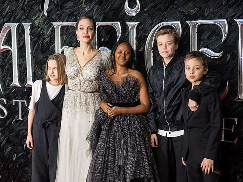 Angelina tiết lộ dự định sẽ đưa các con ra nước ngoài sinh sống khi các con đủ 18 tuổi.