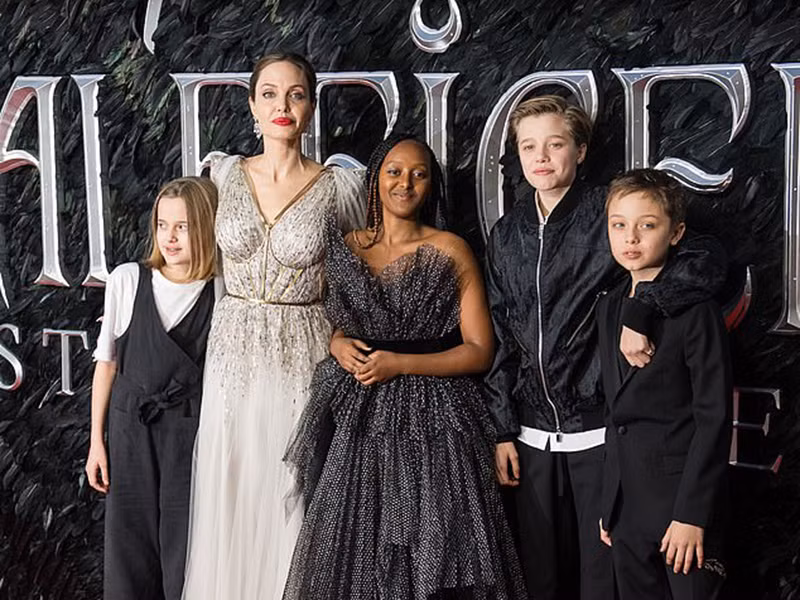 Angelina tiết lộ dự định sẽ đưa các con ra nước ngoài sinh sống khi các con đủ 18 tuổi.