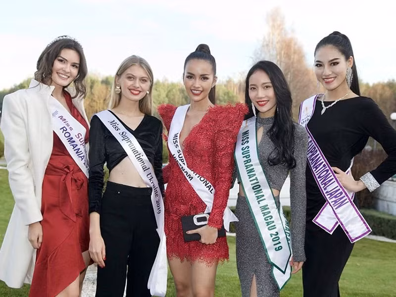 Khả năng ngoại ngữ tốt giúp Ngọc Châu trò chuyện với thí sinh cũng như trả lời phỏng viên quốc tế mà không gặp bất kì trở ngại nào.