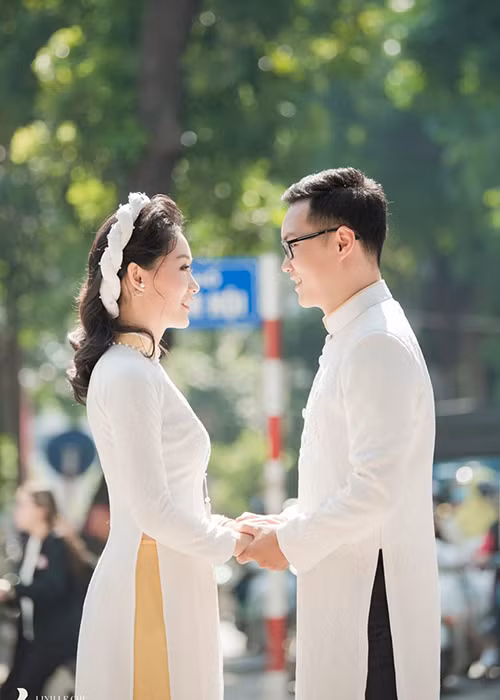 Đôi uyên ương đã chụp ảnh cưới ở Paris, Pháp.