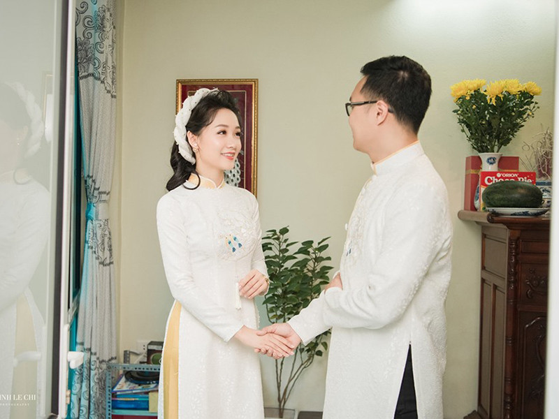 Gương mặt của chồng sắp cưới Thu Hà chỉ được hé lộ một phần.