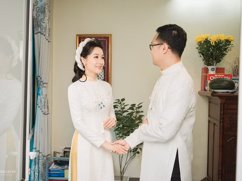 Gương mặt của chồng sắp cưới Thu Hà chỉ được hé lộ một phần.