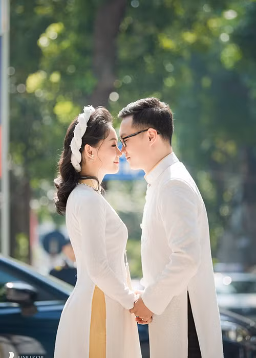 Chồng sắp cưới của nữ BTV để lộ gương mặt điển trai trong ngày vui.
