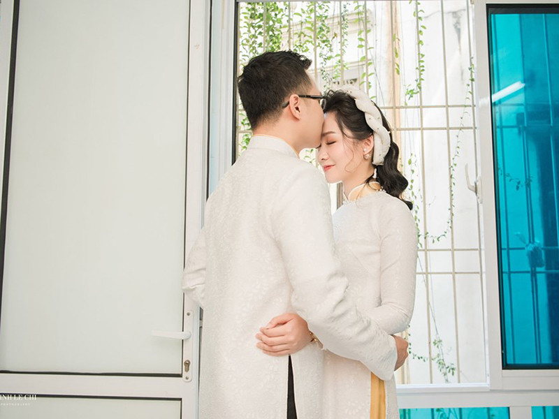 Trong lễ ăn hỏi, Thu Hà và hôn phu dành cho nhau những cử chỉ tình tứ.