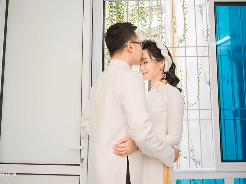 Trong lễ ăn hỏi, Thu Hà và hôn phu dành cho nhau những cử chỉ tình tứ.