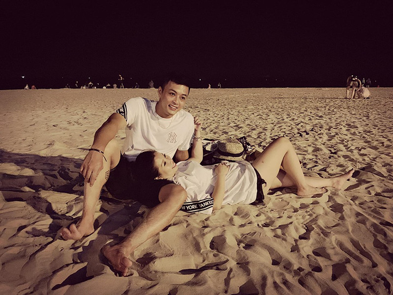 Vợ chồng Hồng Đăng dù đã có 2 con, chung sống đến hơn thập kỷ nhưng tình cảm vẫn mặn nồng như hồi mới yêu.