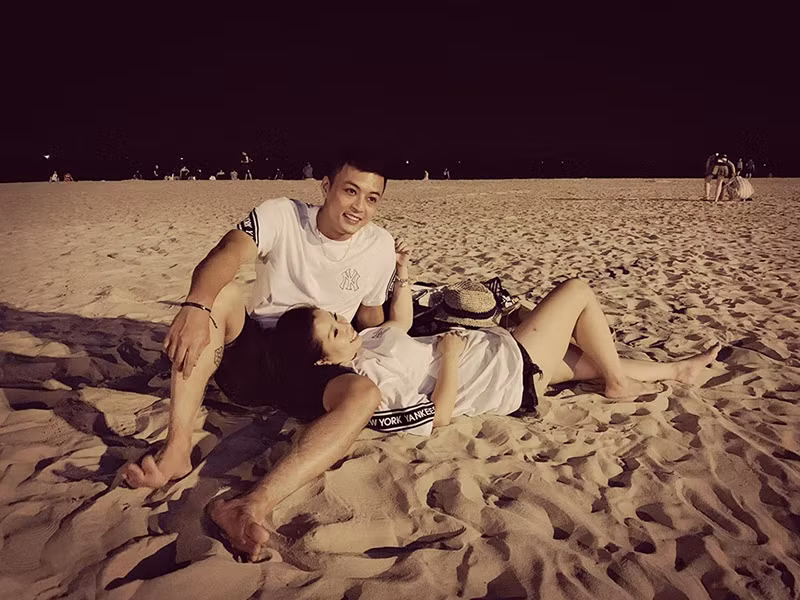 Vợ chồng Hồng Đăng dù đã có 2 con, chung sống đến hơn thập kỷ nhưng tình cảm vẫn mặn nồng như hồi mới yêu.