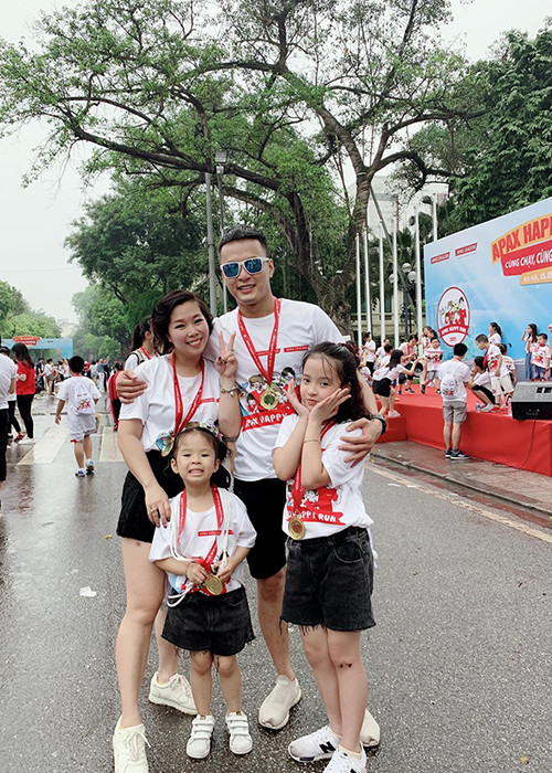 Cuộc hôn nhân giữa Anh Đào và Hồng Đăng vẫn hạnh phúc dù nhan sắc có sự chênh lệch.