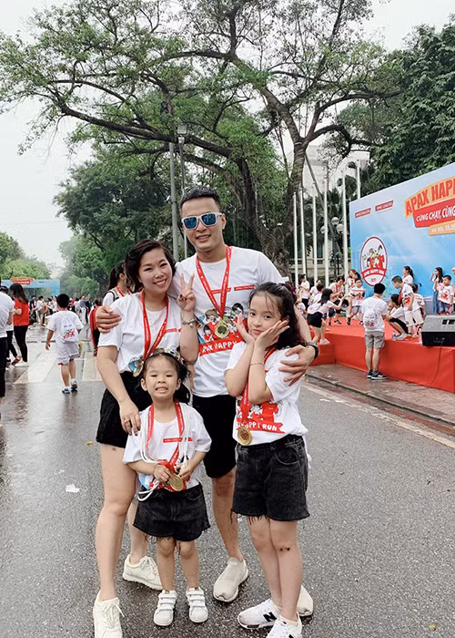 Cuộc hôn nhân giữa Anh Đào và Hồng Đăng vẫn hạnh phúc dù nhan sắc có sự chênh lệch.