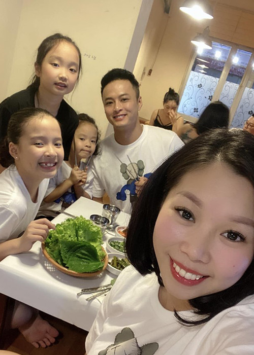 Anh Đào khéo giữ chồng nhờ sự tháo vát, thấu hiểu công việc diễn xuất của chồng.