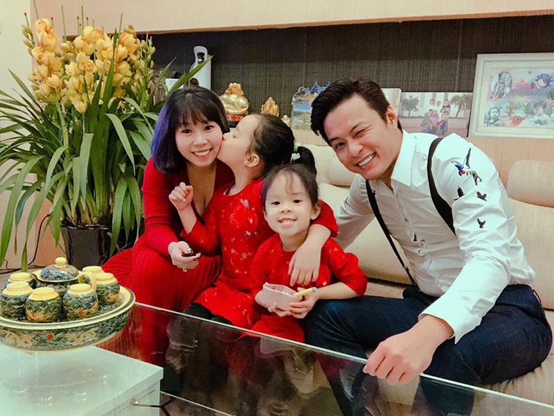 Đông đảo người hâm mộ ủng hộ Hồng Đăng bênh vực bà xã.