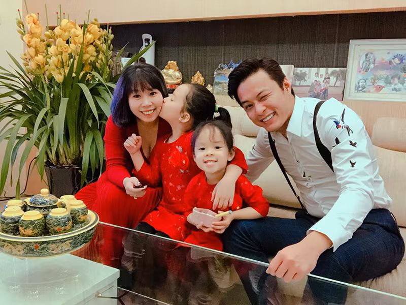 Đông đảo người hâm mộ ủng hộ Hồng Đăng bênh vực bà xã.